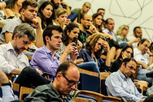 Pessoal concentrado no Lançamento do Guia de SEO para download criado por agências de marketing e a Abradi-SP