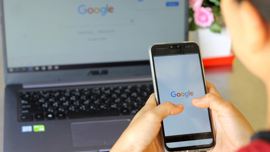 Pessoa pesquisando sobre as diferenças entre diferenças Links Patrocinados e SEO