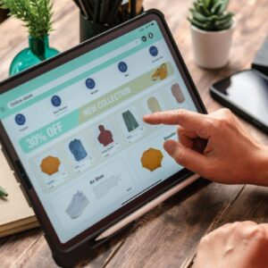 Pessoa no computador acessando um ecommerce