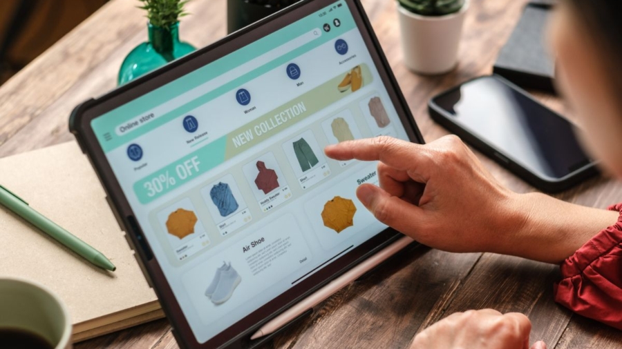 Pessoa no computador acessando um ecommerce