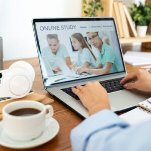 Profissional criando site profissional no computador