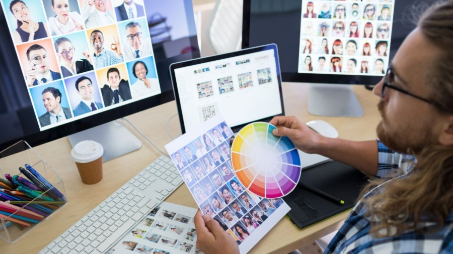 Pessoa fazendo teste A/B em anúncios do Facebook Ads