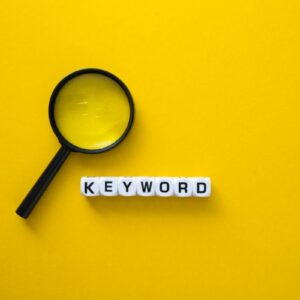 Lupa sobre fundo amarelo e letras próximas