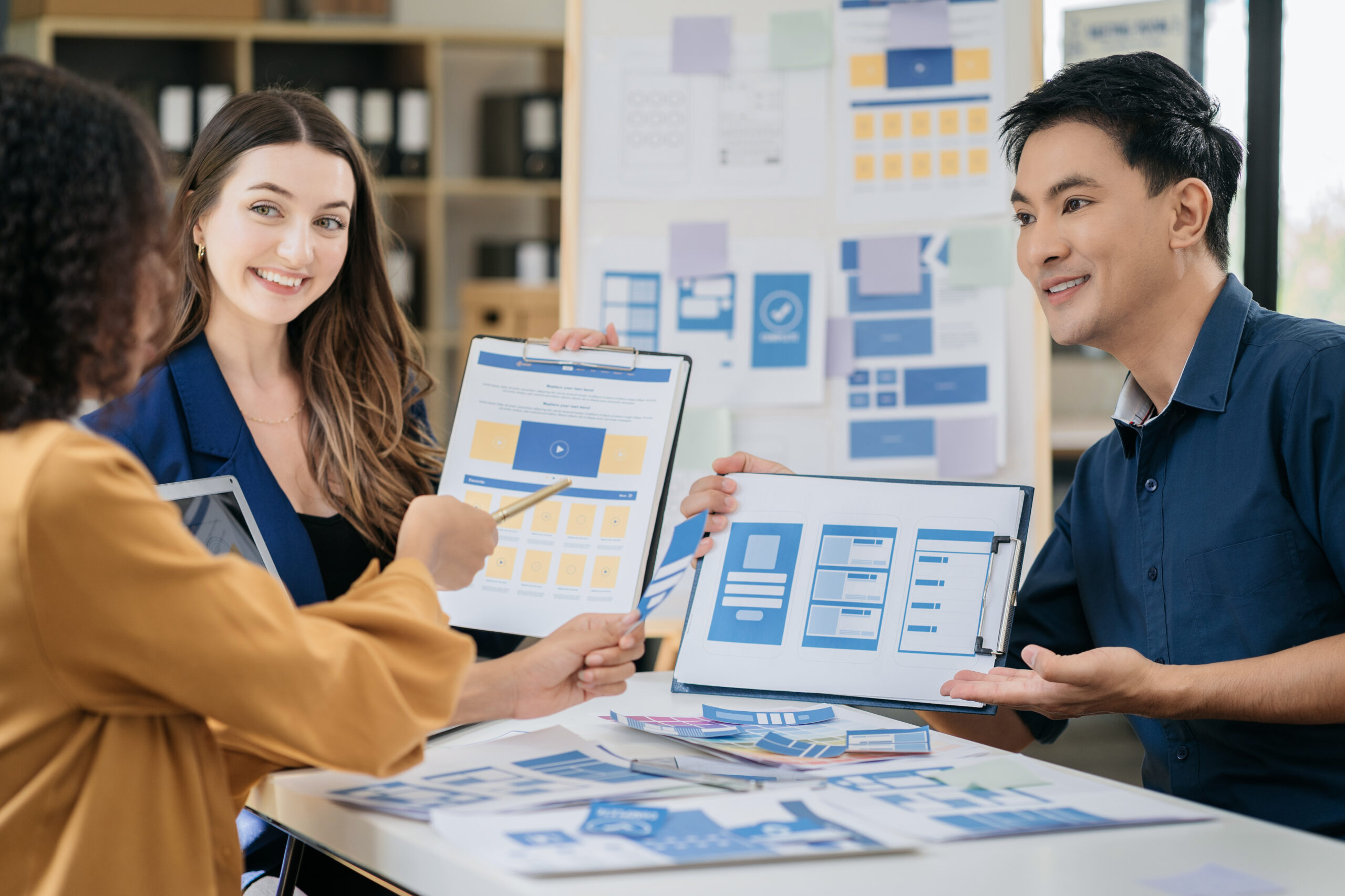 Homem e mulher planejandoações de SEO B2B