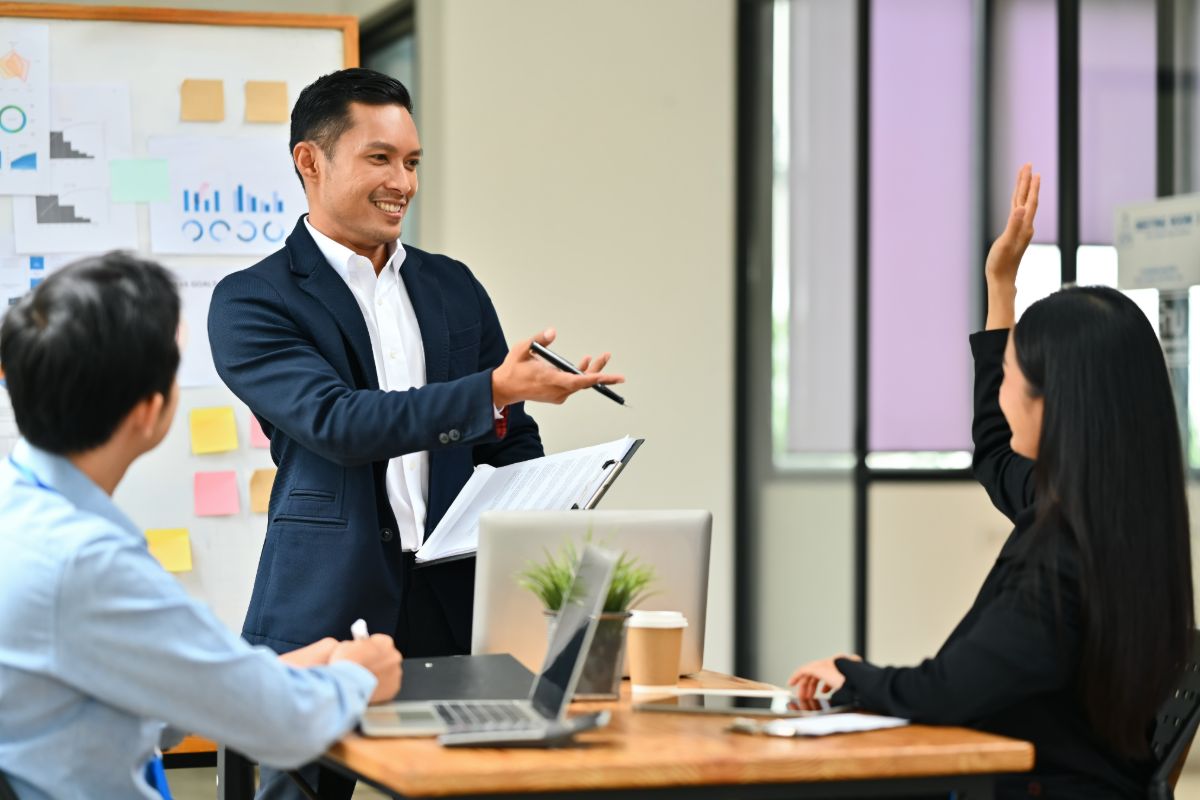 Homem sorridente durante encontro de equipe