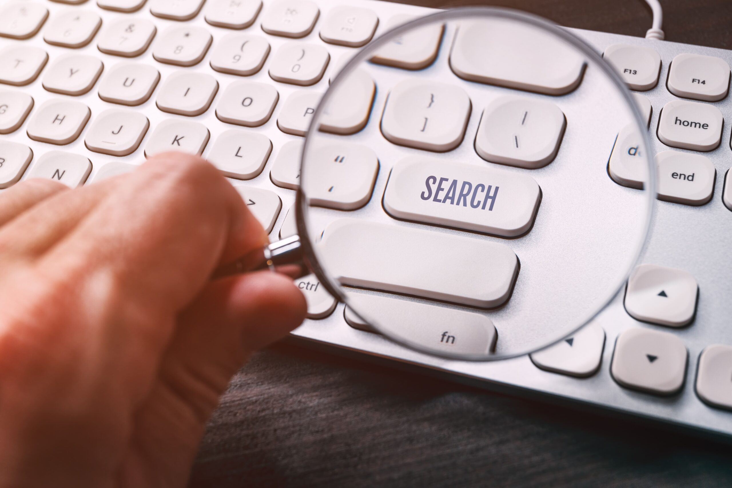 Lupa sobre teclado de computador