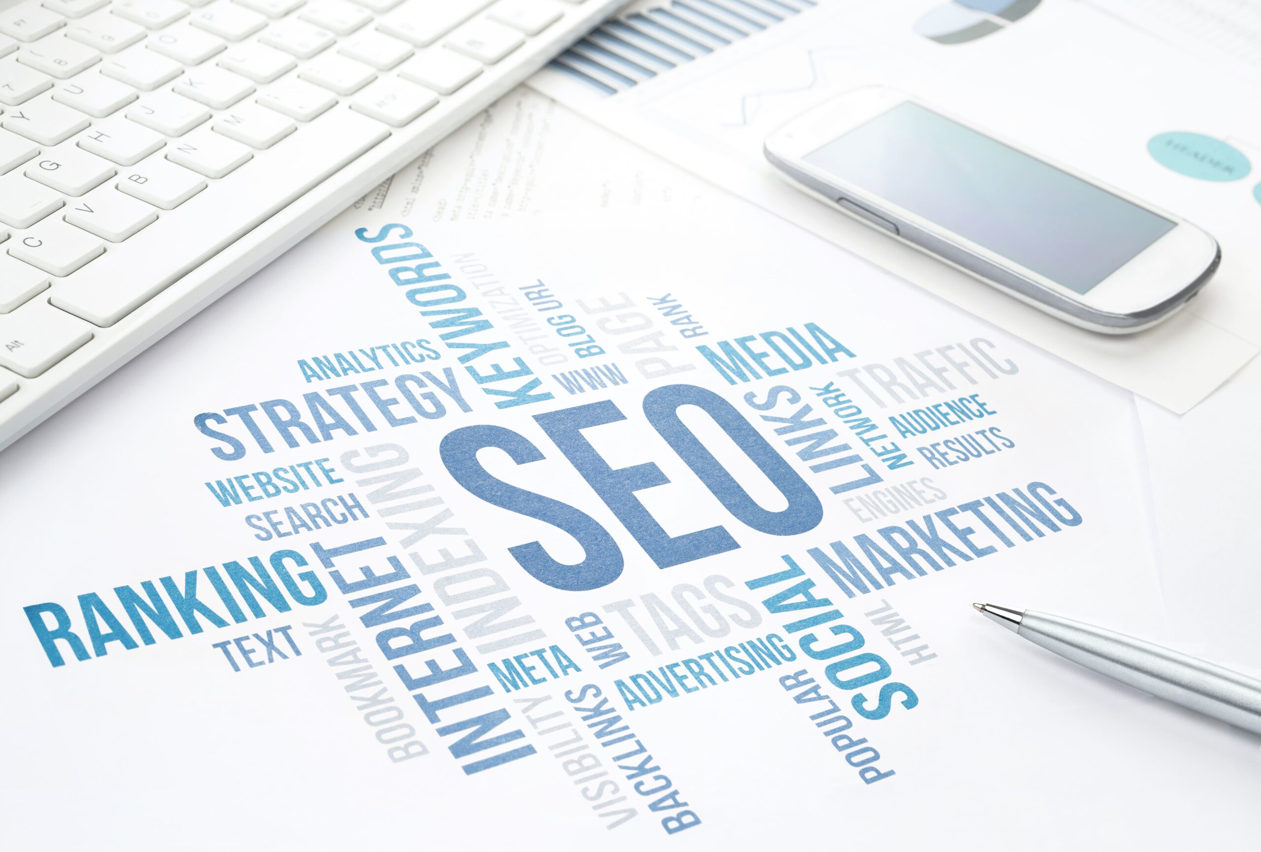Nomes em uma folha de papel com "SEO" em destaque