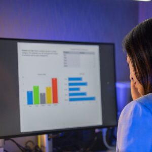 Mulher concentrada analisando dados no computador