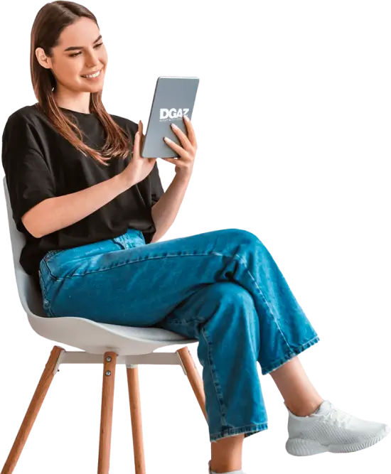 Mulher sorridente sentada em uma cadeira com um tablet