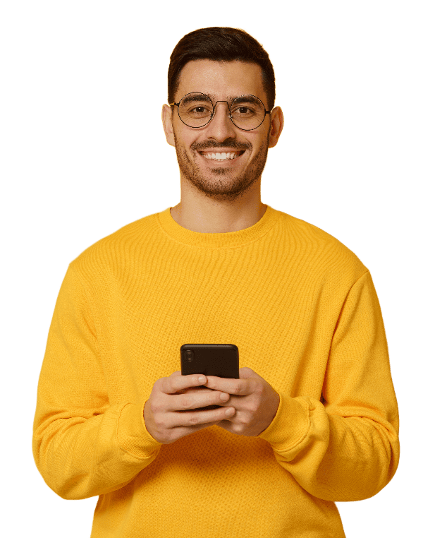 Homem sorridente com o celular na mão