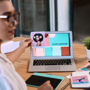 Mulher analisando página de um site no computador