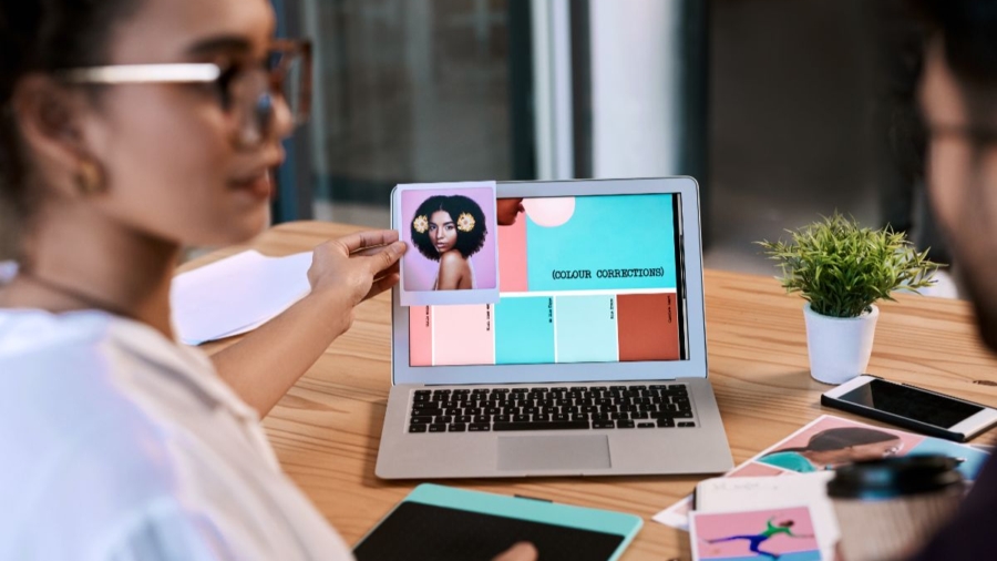 Mulher analisando página de um site no computador