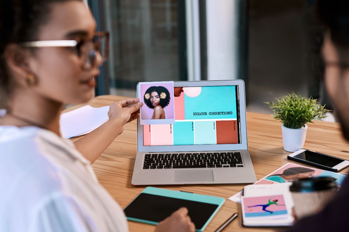 Mulher analisando página de um site no computador