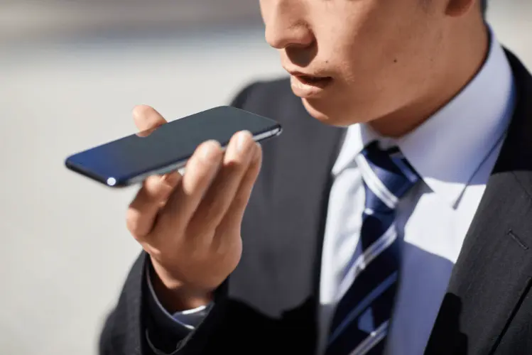 Homem de terno preto fazendo busca por voz