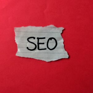 SEO escrito em um papel sobre um fundo vermelho