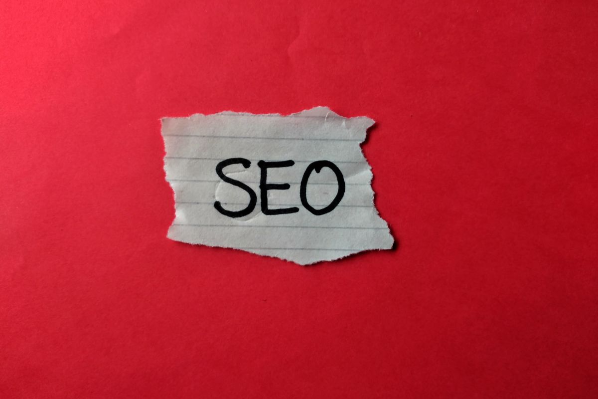 SEO escrito em um papel sobre um fundo vermelho