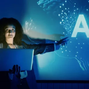 Mulher com notebook apontando para arte representando a IA