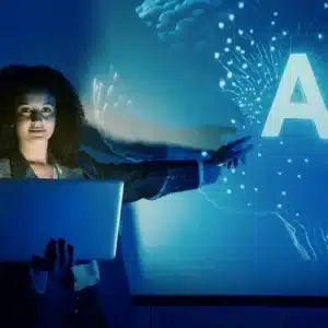 Mlher com notebook apontando para ícone de IA