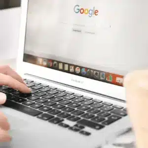 macbook com página do google aberta