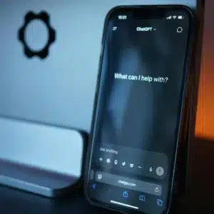 Celular com o chatGPT aberto
