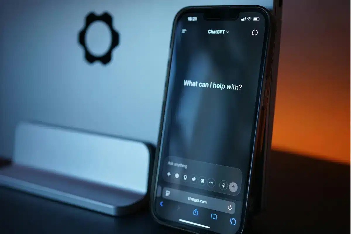 Celular com o chatGPT aberto
