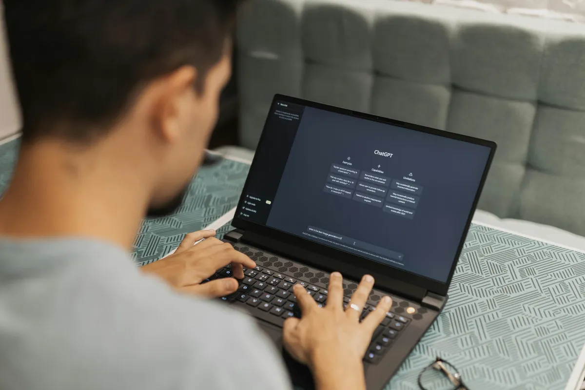 Homem usando o ChatGPT em seu computador