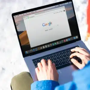 Pessoa mexendo no computador