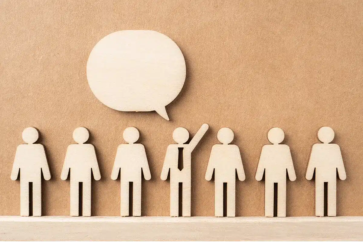 Pessos ilustradas em placas